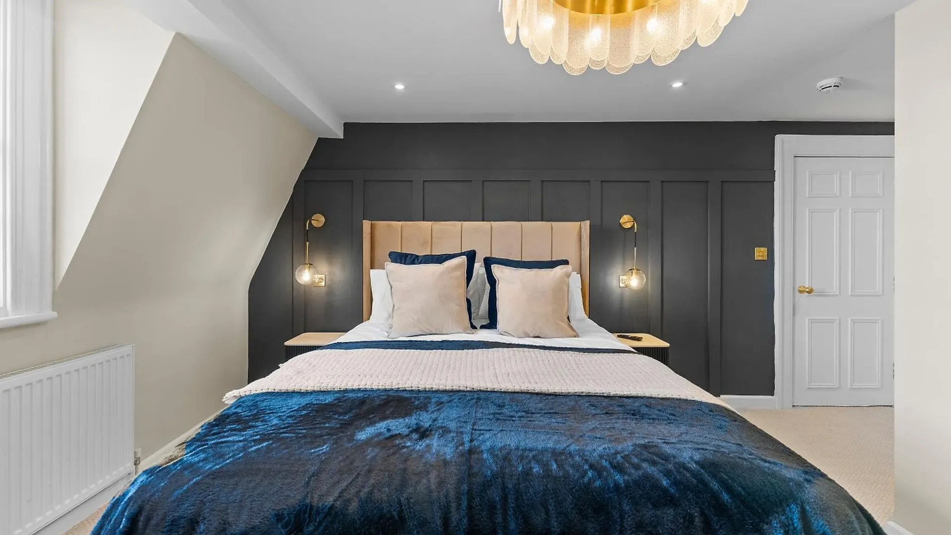 Baths Ultimate House Sleeps 40 Villa 0*, Bath