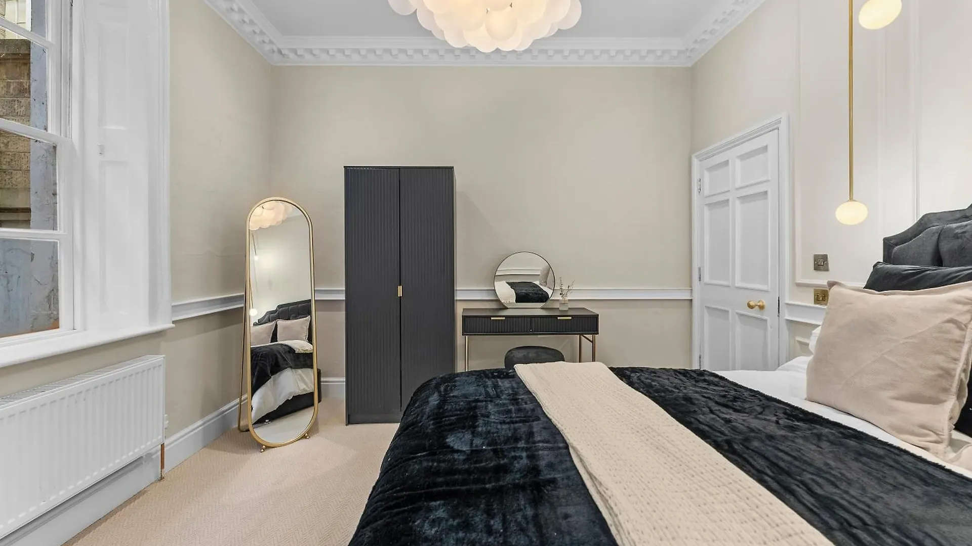 Baths Ultimate House Sleeps 40 Villa 0*, Bath United Kingdom