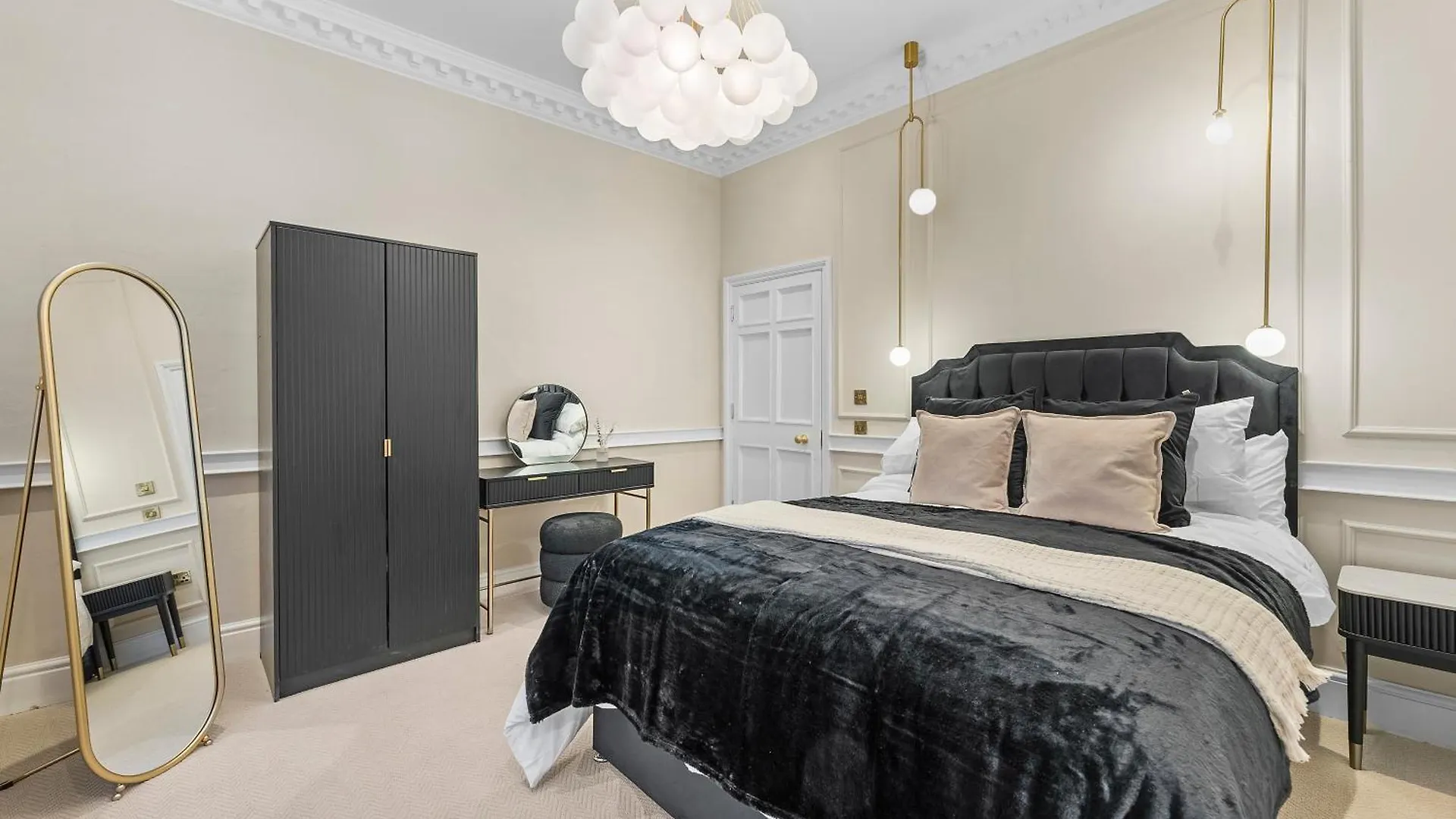 Baths Ultimate House Sleeps 40 Villa United Kingdom