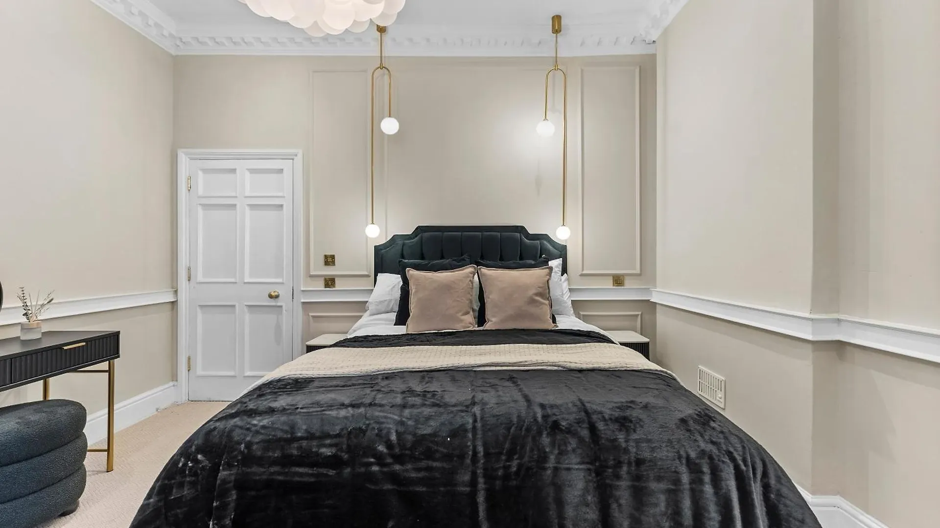 Baths Ultimate House Sleeps 40 Villa United Kingdom