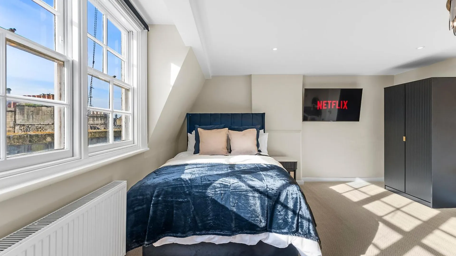 Baths Ultimate House Sleeps 40 Villa 0*, Bath United Kingdom