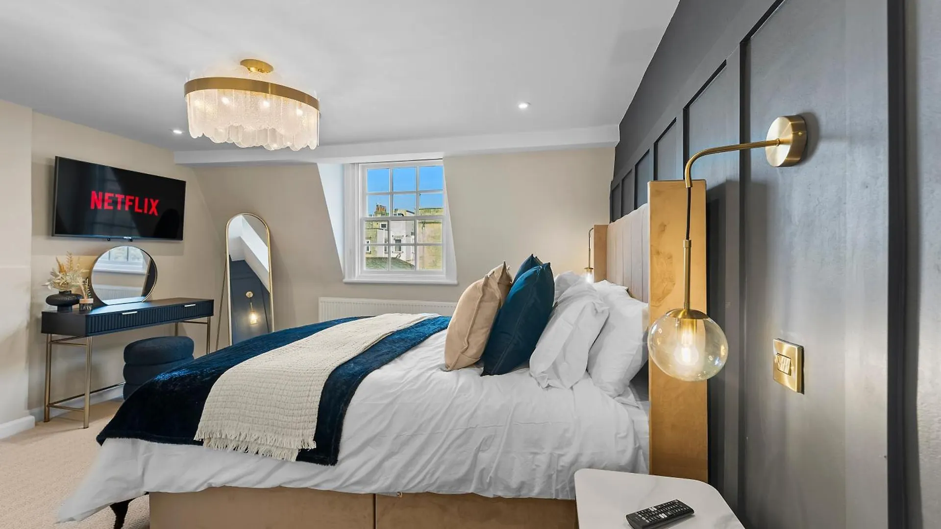 Baths Ultimate House Sleeps 40 Villa United Kingdom