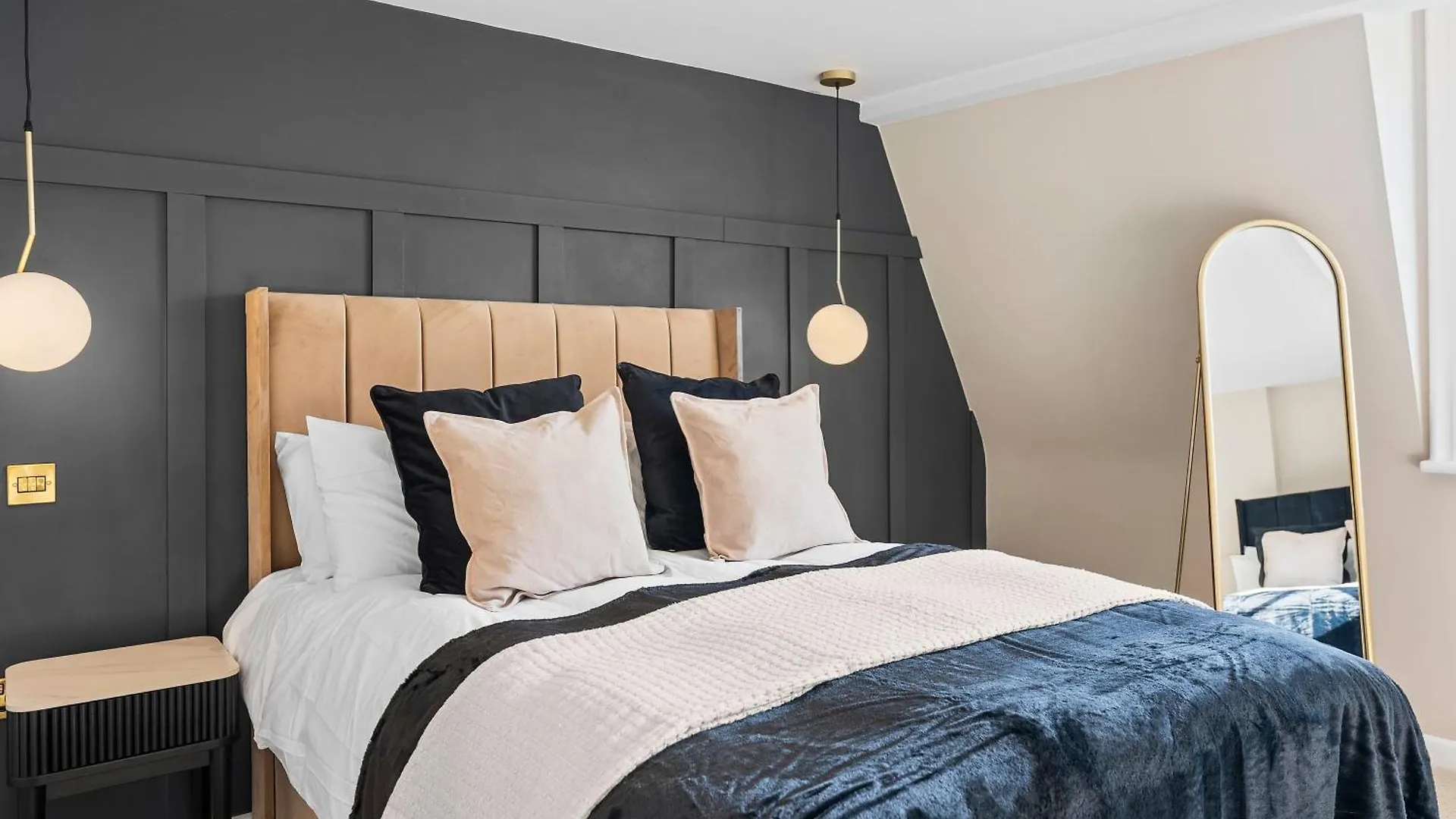 Baths Ultimate House Sleeps 40 Villa United Kingdom