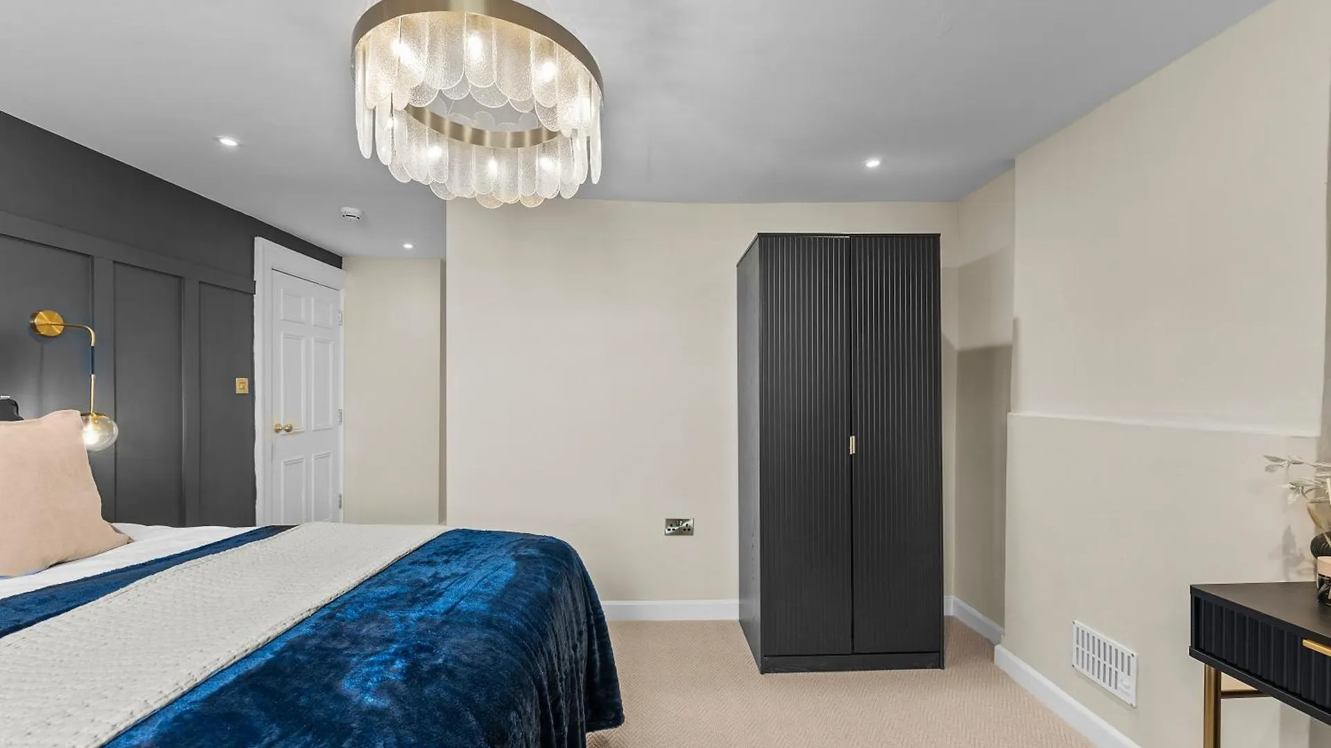 Baths Ultimate House Sleeps 40 Villa 0*, Bath United Kingdom