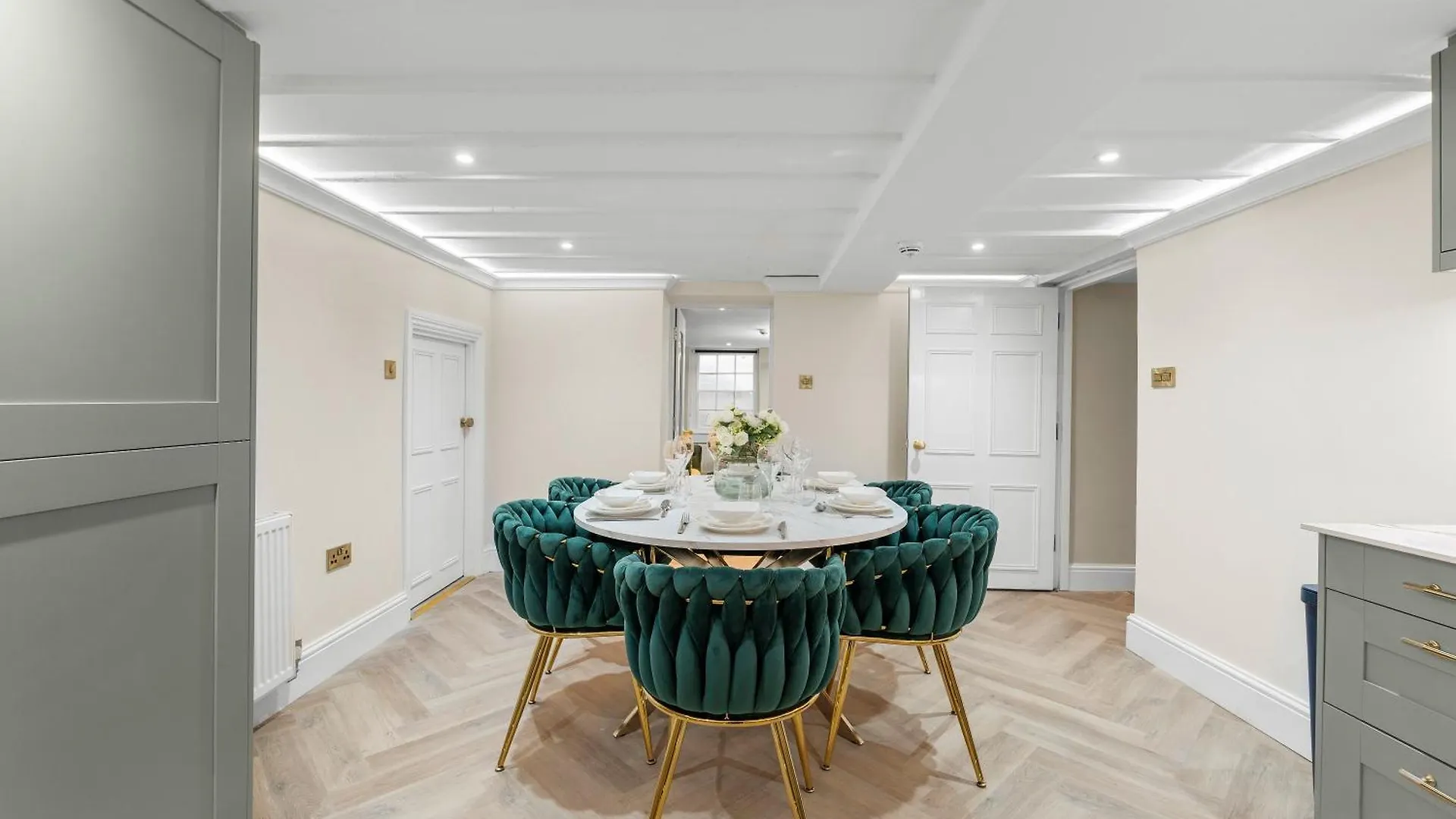 Baths Ultimate House Sleeps 40 Villa 0*, Bath United Kingdom