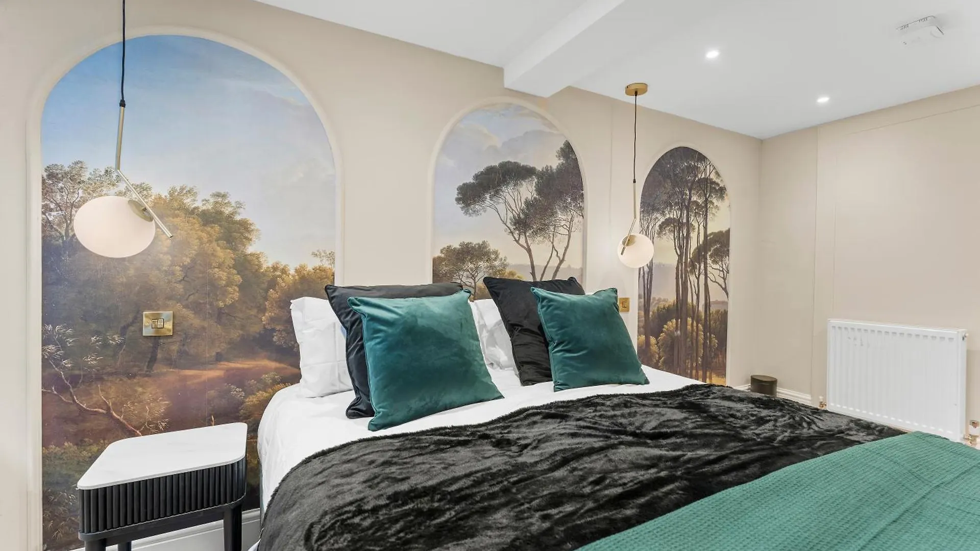 Baths Ultimate House Sleeps 40 Villa 0*, Bath United Kingdom