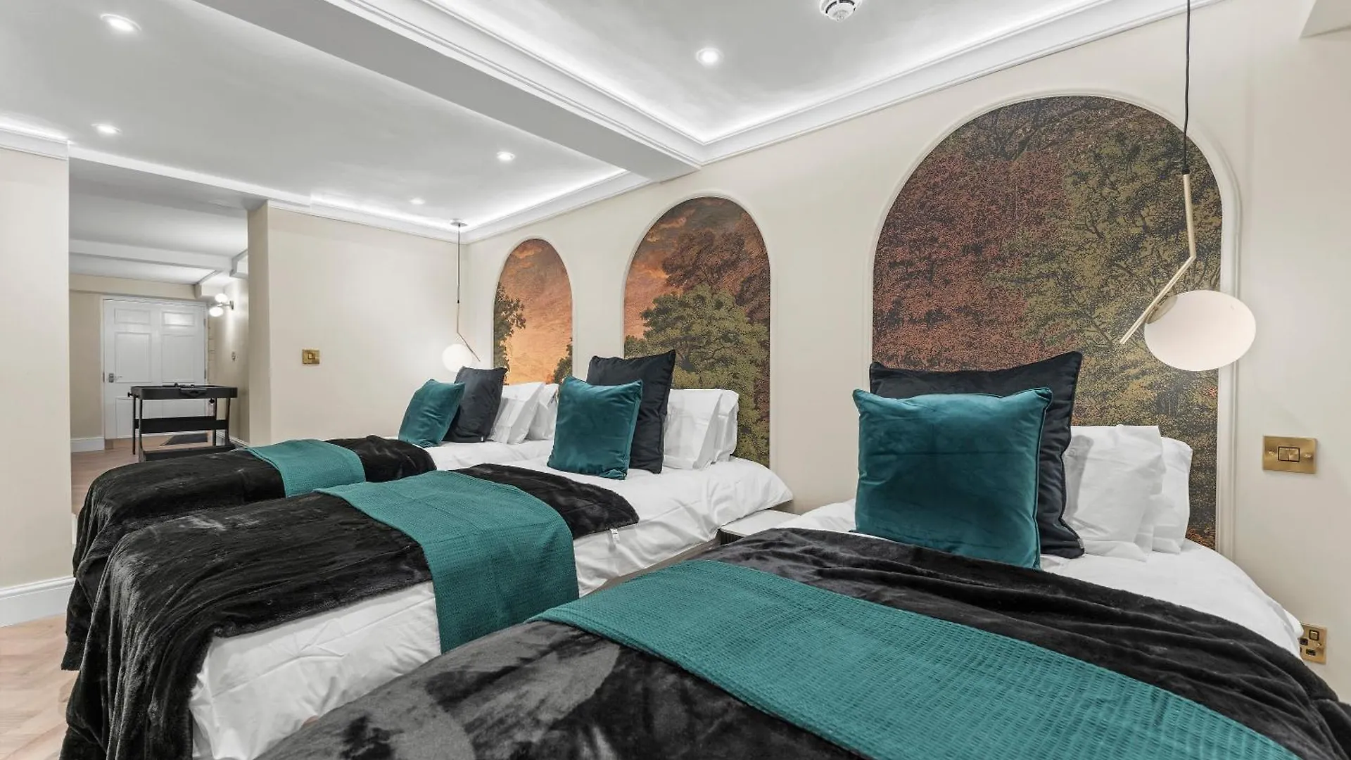 Baths Ultimate House Sleeps 40 Villa United Kingdom