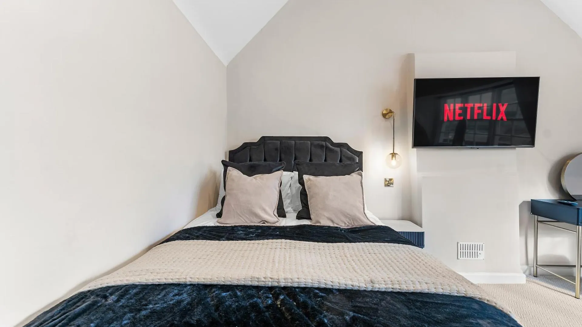 Baths Ultimate House Sleeps 40 Villa United Kingdom