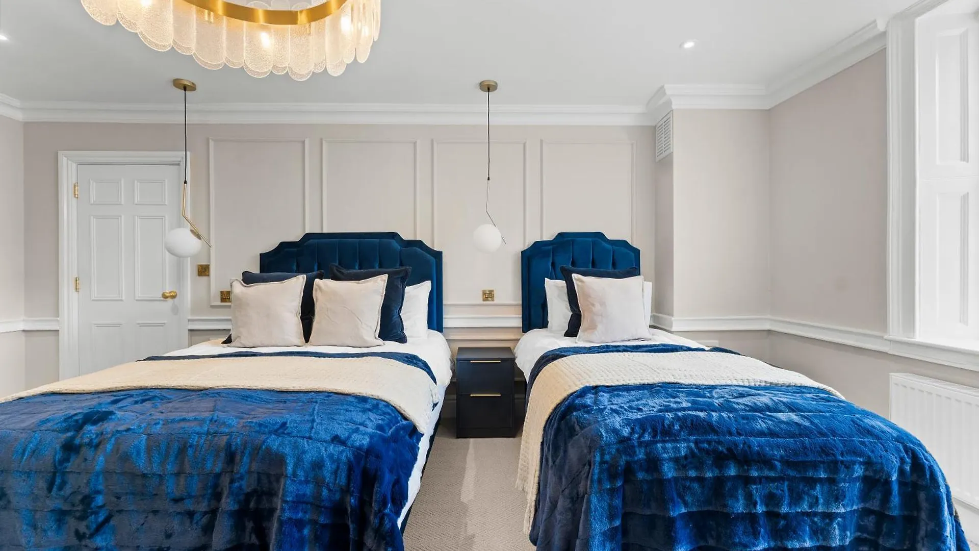 Baths Ultimate House Sleeps 40 Villa 0*, Bath United Kingdom